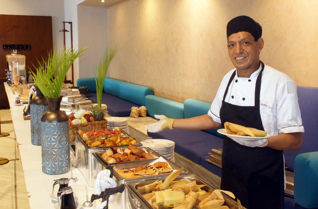 Royal Villas Resort Mazatlan Exterior photo A chef at a buffet